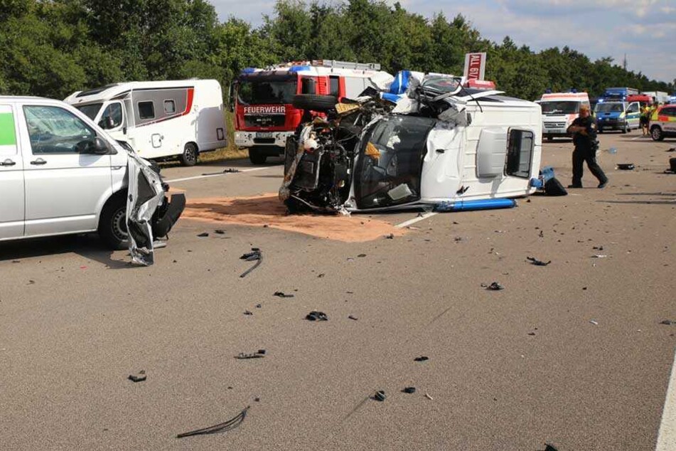 Insgesamt fünf Fahrzeuge waren in den Crash verwickelt, überall auf der Autobahn waren Trümmerteile verteilt.