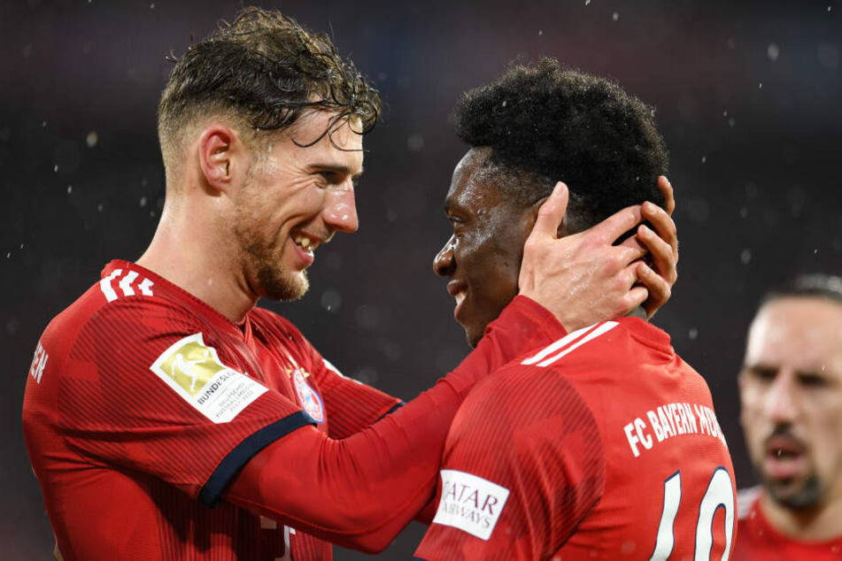 Der Torschütze Alphonso Davies (r.) vom FC Bayern München jubelt mit Leon Goretzka über seinen Treffer zum 6:0.