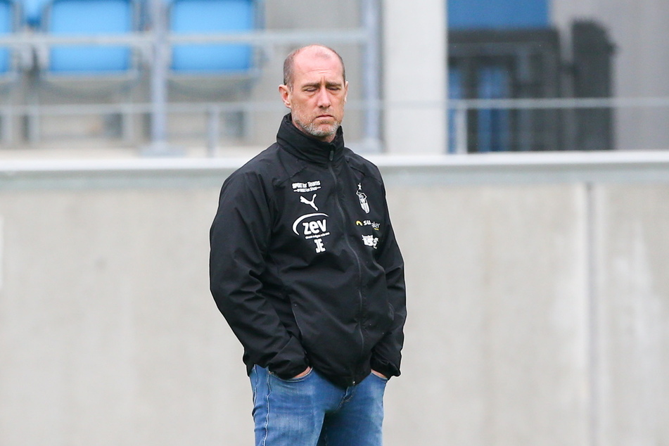 Augen zu und durch? Für FSV-Coach Joe Enochs (49) wäre ein erfolgreicher Auftritt in Lübeck immens wichtig.