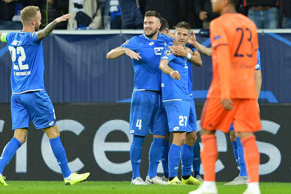 Große Freude bei den Hoffenheimern nach einem Treffer von Kramaric (Nummer 27). Kevin Vogt (links) kommt zum Gratulieren.