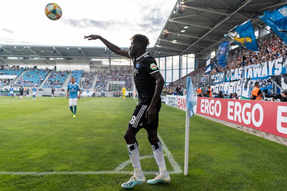 Bakéry Jatta wirft einen Ball ein. (Archivbild)