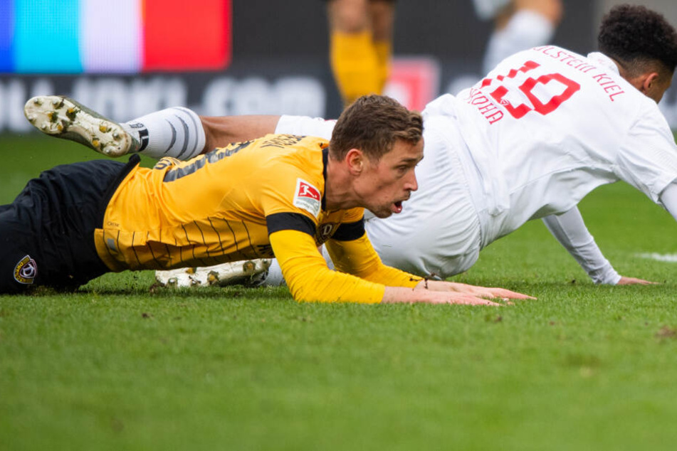 Jannik Müller liegt geschlagen am Boden. Neben ihm der Torschütze zum 1:0 Emmanuel Iyoha.
