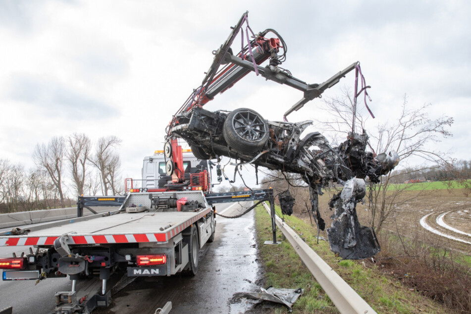 Das völlig zerstörte Wrack des Ferraris wurde aus der Böschung geborgen. Der Fahrer (40) überlebte schwer verletzt.