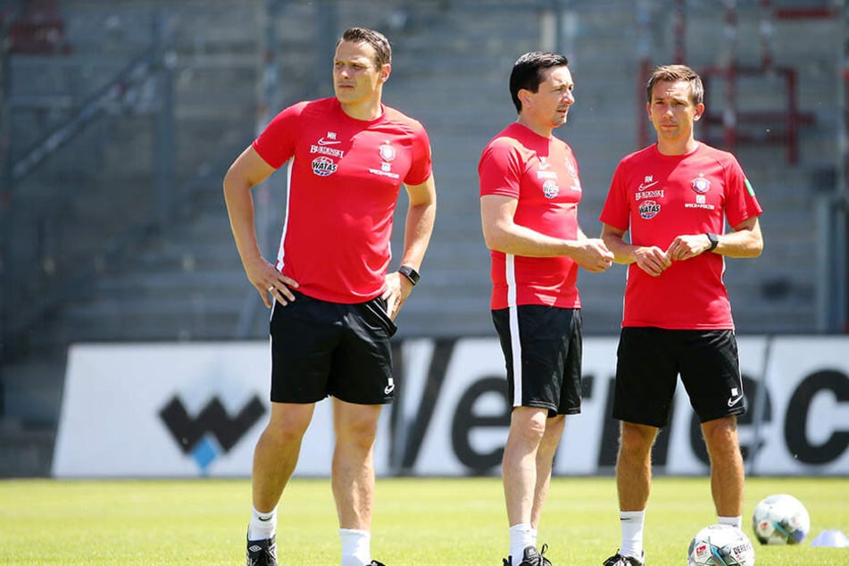 Zwei, die sich blendend verstehen und sich bis aufs Letzte Vertrauen, erst Recht in schweren Zeiten: Daniel Meyer (Mitte) und sein Bruder und Co-Trainer André, hier mit Co-Trainer Marc Hensel (links) auf dem Bild.