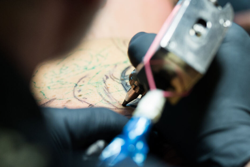 Die Europäische Chemikalienagentur ECHA hat empfohlen, mehr als 4000 bedenkliche Substanzen bei Tattoo-Farben und permanentem Make-up zu beschränken.