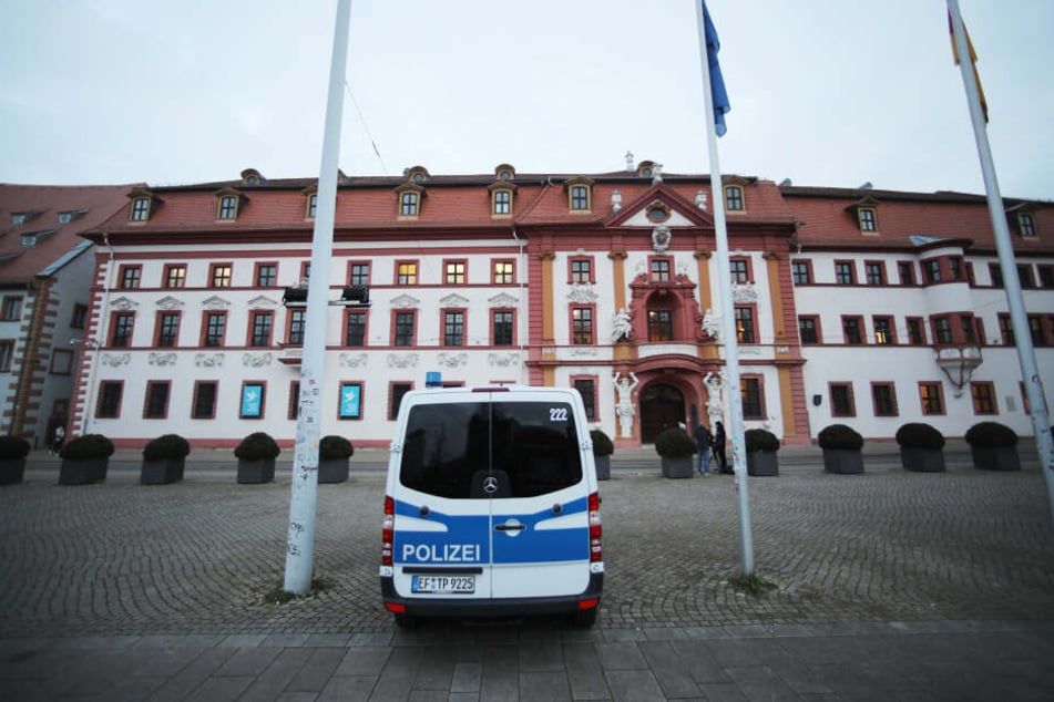 Vor der Staatskanzlei wurden am Donnerstag Polizeiautos postiert.