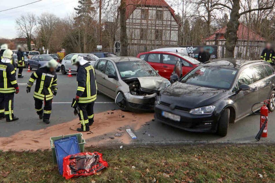 Ein VW krachte mit einem Ford zusammen.
