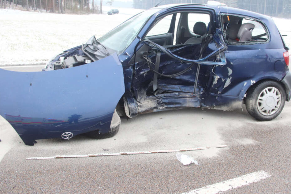 Die Fahrerin eines Toyotas wurde bei einem Unfall tödlich, ihr Enkelsohn schwer verletzt.
