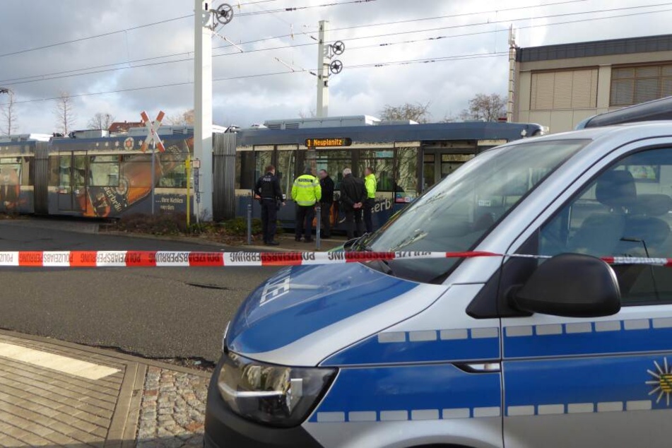 Ein 78-Jähriger ist in Zwickau von einer Bahn angefahren worden.
