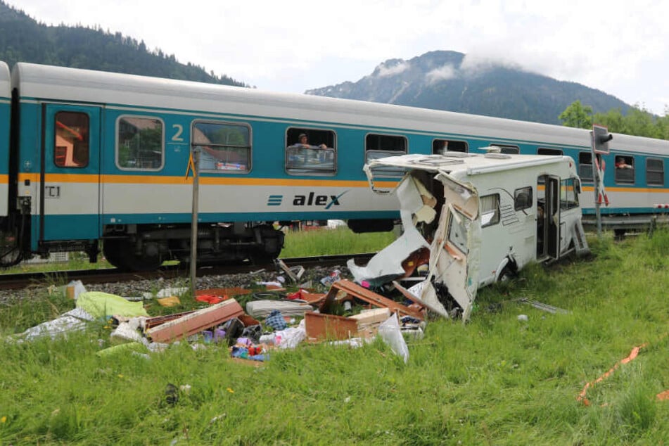 Ein zerstörtes Wohnmobil vom Typ Hymer B534 steht nach der Kollision mit dem Allgäu-Express am Bahnübergang Steinach. Bei dem Zusammenstoß wurde eine Person leicht verletzt.