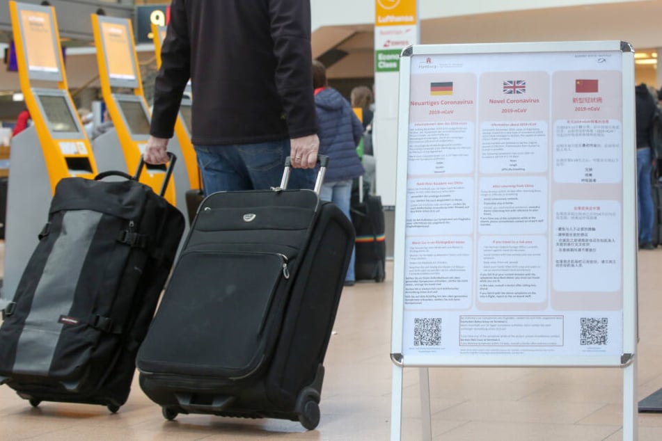 Auf einem Aufsteller der Gesundheitsbehörde wird im Flughafen Hamburg auf den Coronavirus hingewiesen.