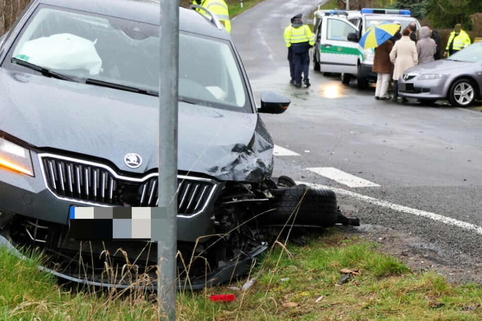 An dem Skoda riss das Vorderrad ab. Vier Personen wurden bei dem Unfall verletzt.