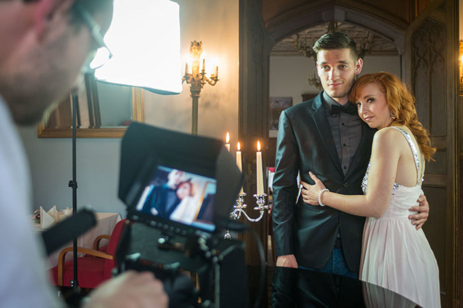 Er im Anzug - sie im hellen Kleid. Die Videoszene sieht fast so aus, als
würden Johnny und Nora Louisa heiraten.