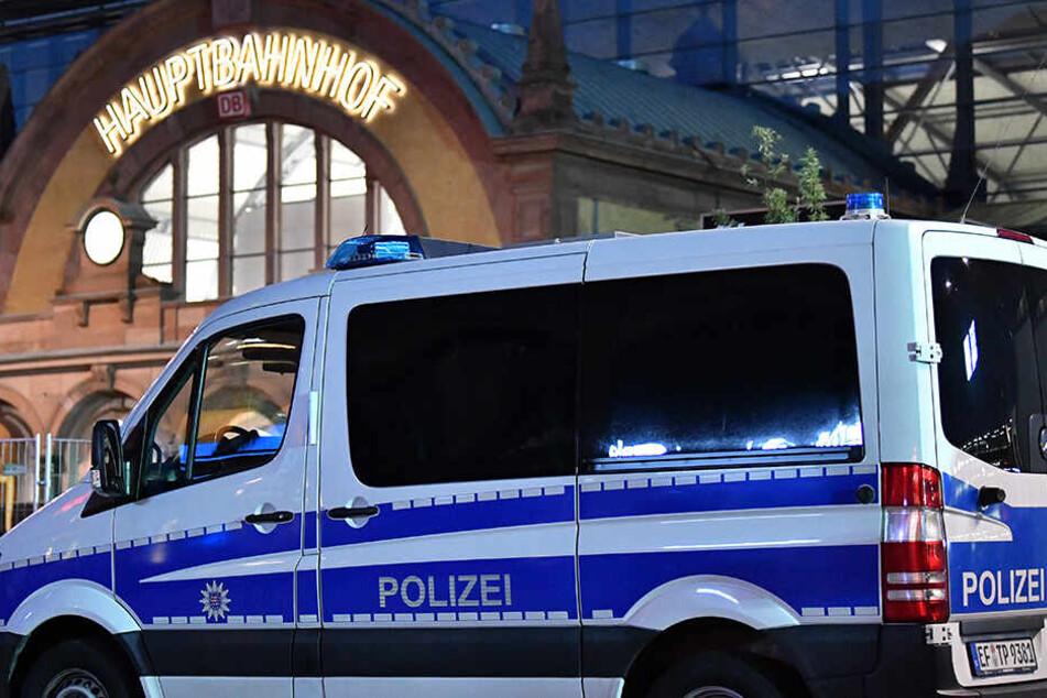 Die Bundespolizei nahm vor dem Hauptbahnhof in Erfurt einen Mann aus Algerien fest, der zuvor einen Rucksack geklaut hatte.