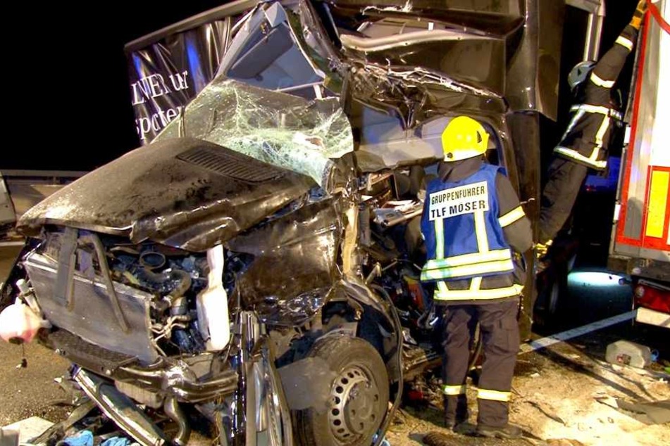 Vier Lkw waren in den ersten Unfall verwickelt.