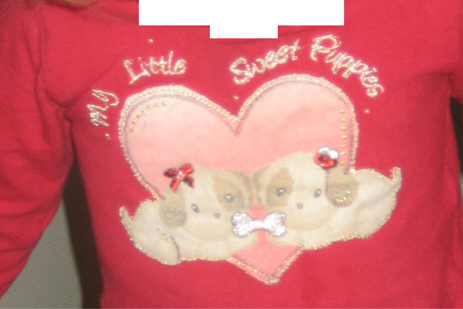 Europol fragt: Wer kennt dieses Shirt?