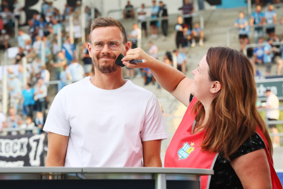 Hübsch machen fürs Fernsehen: Die mediale Außendarstellung gehört auch zum neuen Job von Chris Löwe.