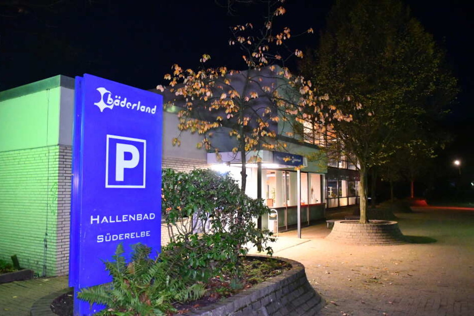 Die Rettungskräfte wurden am Sonntag zum Hallenbad Süderelbe gerufen.
