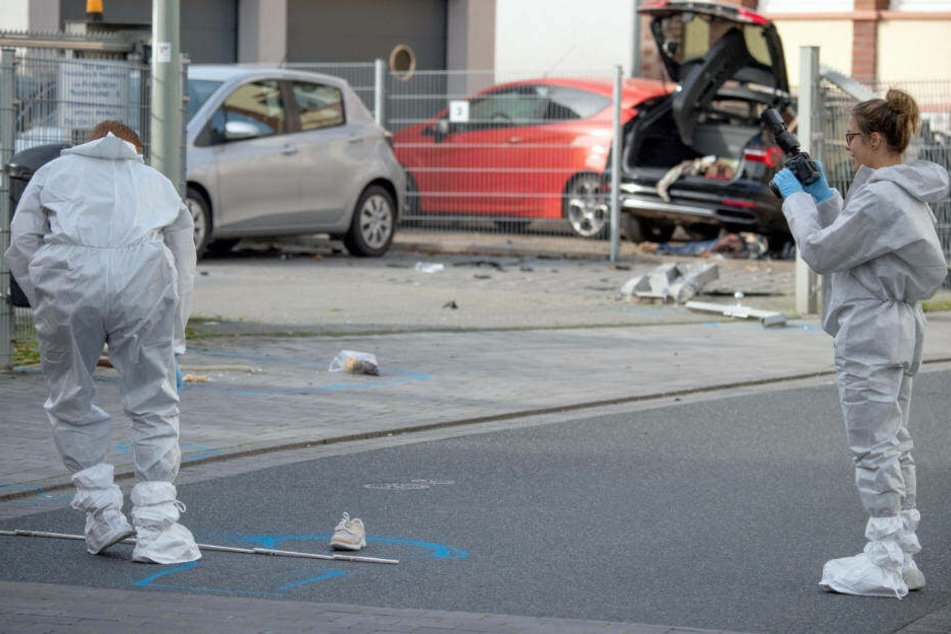 Mitarbeiter der Spurensicherung untersuchen am vergangenen Freitag den Tatort.