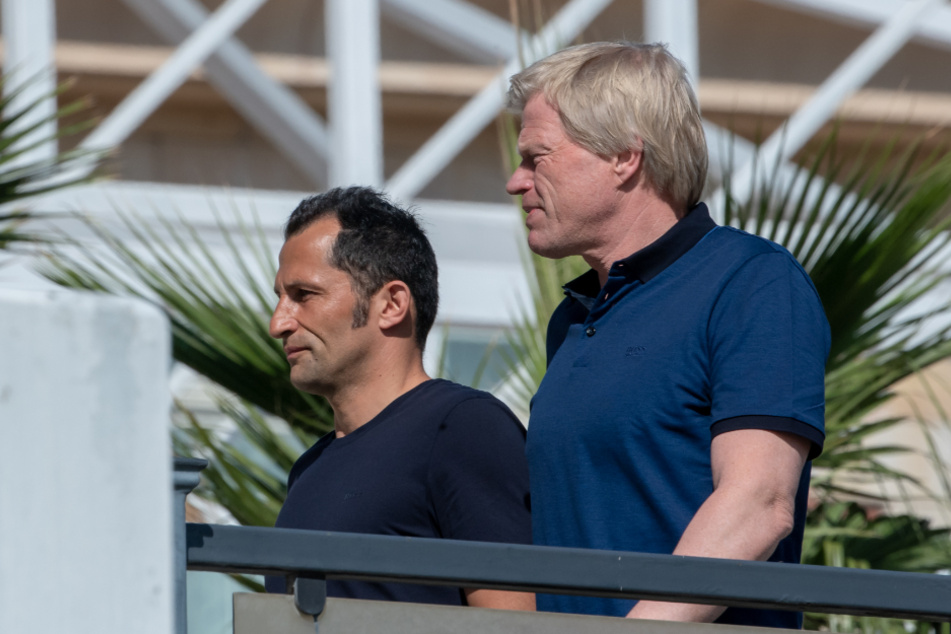 Sportdirektor Hasan Salihamidzic (44, l.) und Vorstandsvorsitzender Oliver Kahn (52) beim Wintertrainingslager des FC Bayern 2019/20 in Doha. Das Katar-Sponsoring ist seit längerem im Verein umstritten.