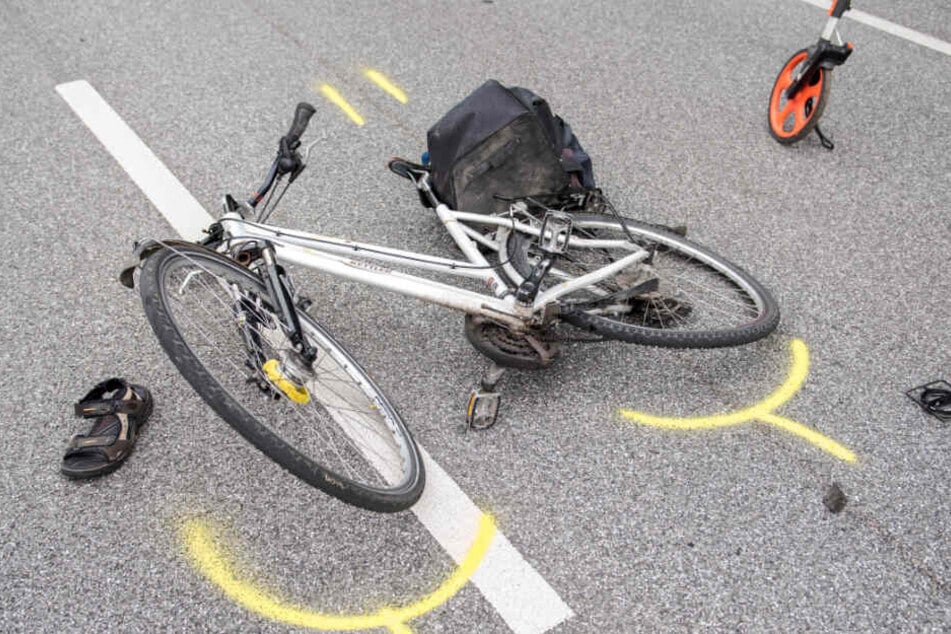 Ein Fahhrad liegt nach einem Unfall auf der Straße. (Symbolbild)