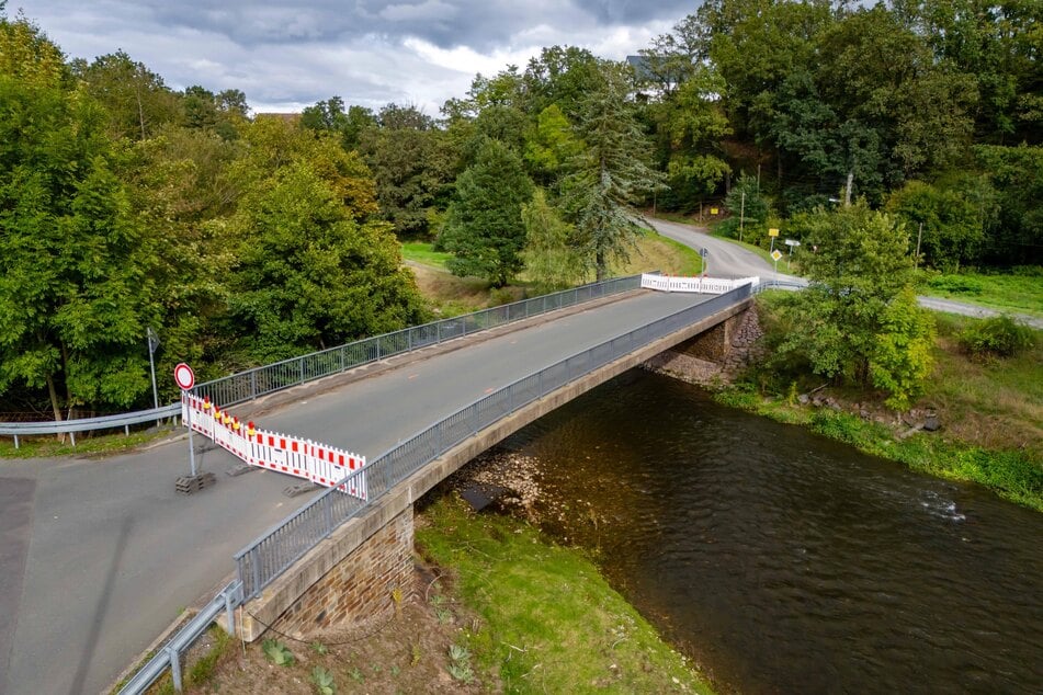 Die Muldenbrücke in Hohentanne musste komplett gesperrt werden, auch für Fußgänger.