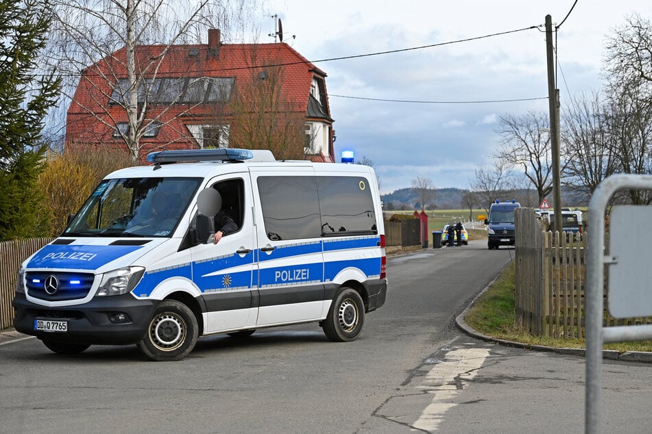 Polizisten sperrten das Grundstück im Neumarker Ortsteil Schönbach am Dienstag weiträumig ab.