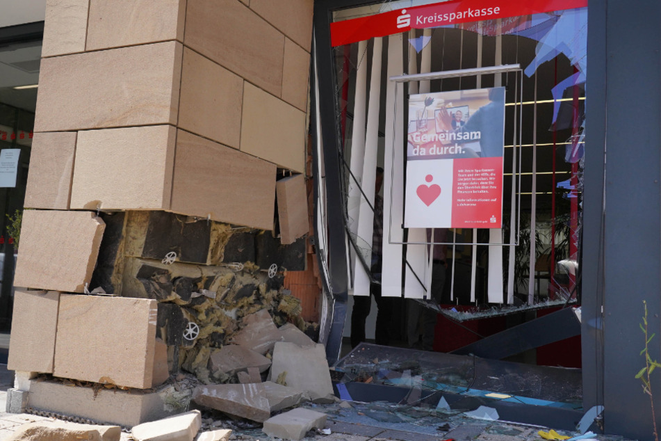 Die Fußgängerin wurde gegen die Wand der Sparkasse gequetscht.