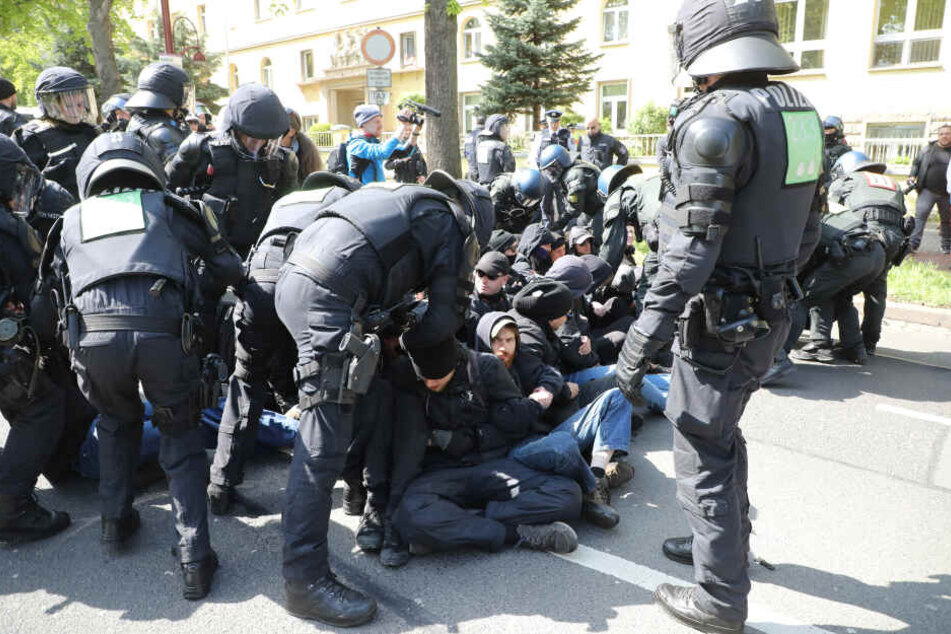 Polizisten lösten am 1. Mai Sitzblockaden in Erfurt auf.