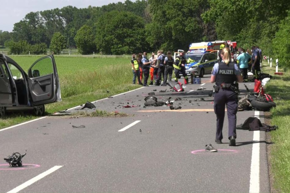 Bei Münster kollidierte ein Auto mit zwei Motorrädern.