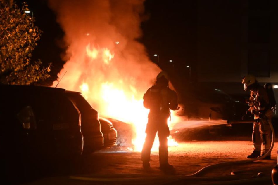 Berlin: Autos stehen in Flammen: Feuerteufel in Berlin-Mitte unterwegs?
