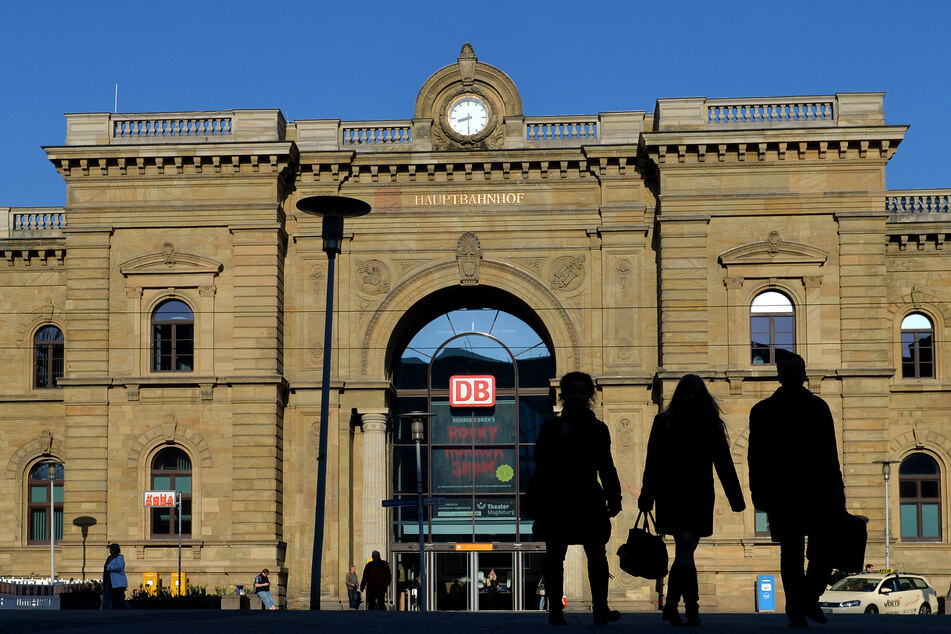 Ein 30-Jähriger ist auf das Dach des Magdeburger Hauptbahnhofs geklettert.