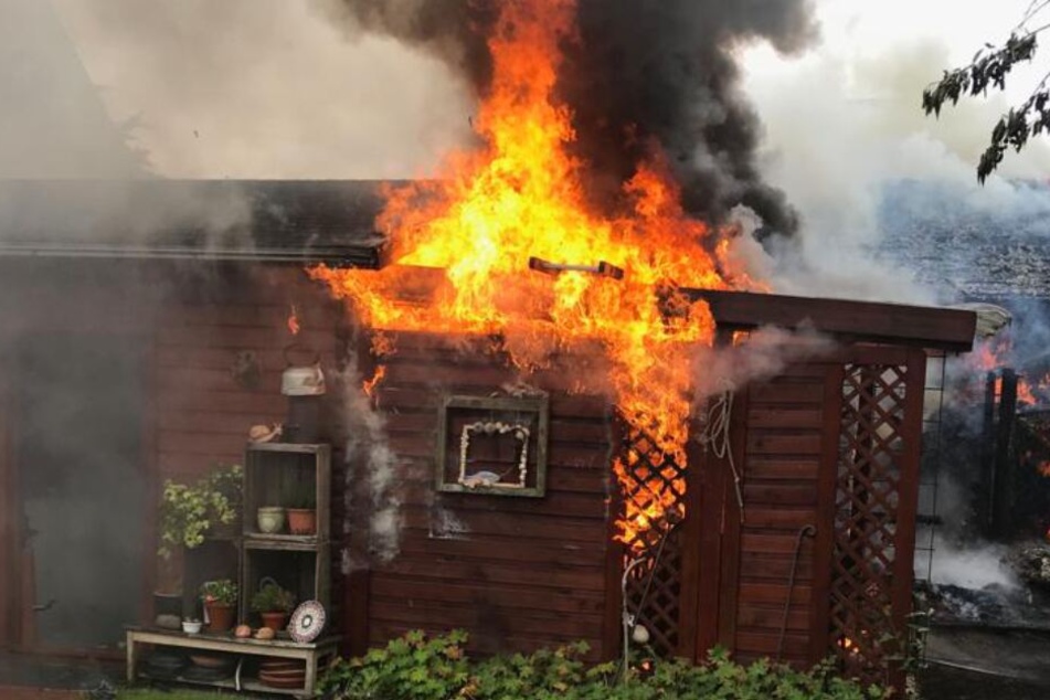 Zwei Schuppen standen in Stade in Flammen.