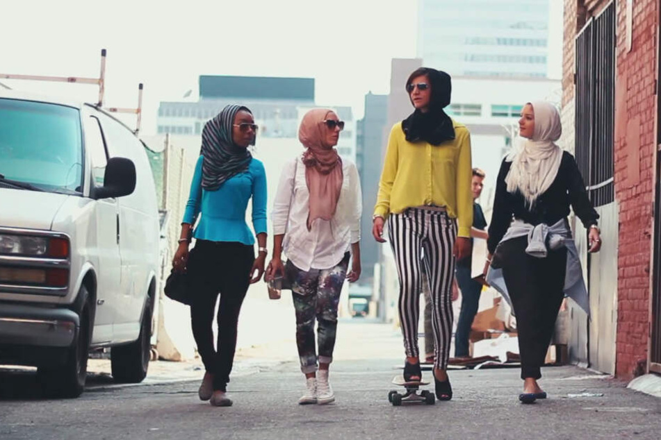 Das Foto zeigt vier Frauen mit Kopftüchern, die in dem Video "Somewhere in America #MIPSTERZ" in der Ausstellung zu sehen sein werden.