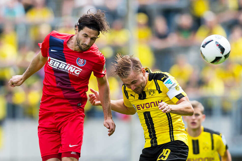 Auch Silvio Pagano (l.) soll den Wuppertaler SV als einer der Großverdiener vorzeitig in der Winterpause verlassen. Hier gewinnt er das Kopfballduell im Testspiel gegen BVB-Kapitän Marcel Schmelzer.