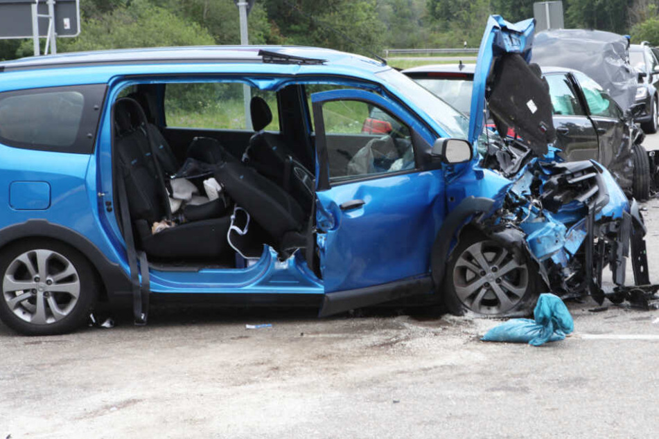 Auf der Bundesstraße 25 ist es zu einem schweren Unfall gekommen.