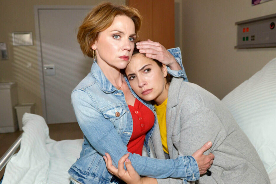 Laura wird von ihrer Mutter Yvonne getröstet.
