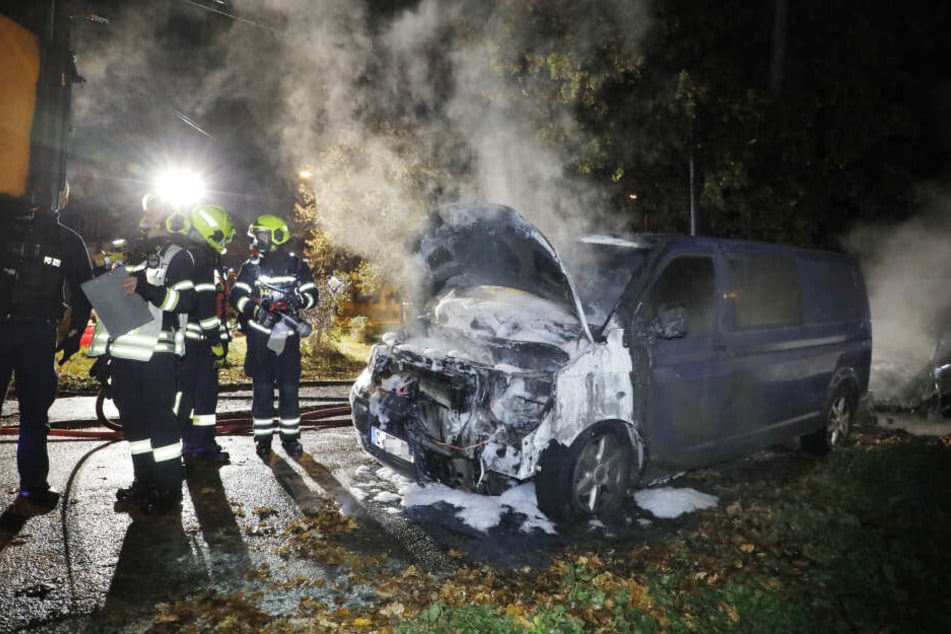 Zwickauer Straße Höhe Popowstraße in Schönau: Hier brannten ein Auto und ein Kleintransporter der Marke VW.