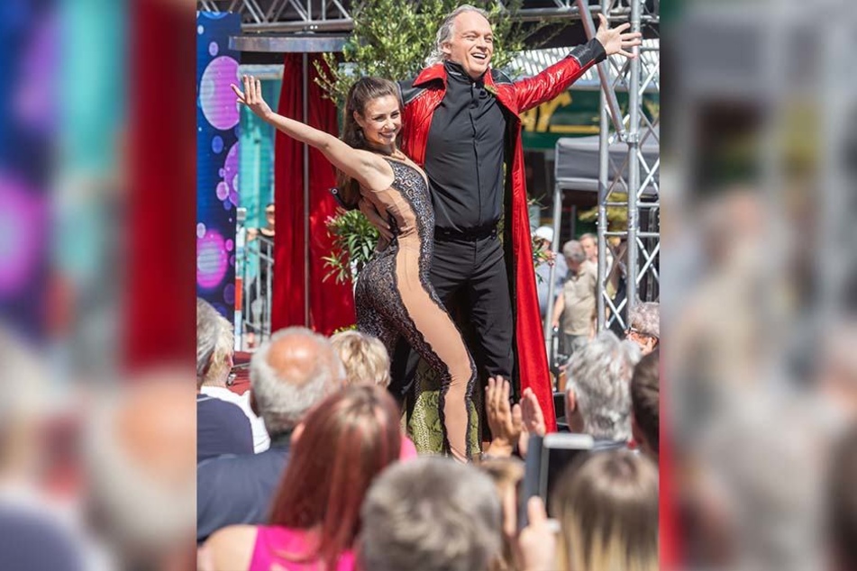 Zauberkünstler André Sarrasani hatte nicht nur einen Panther, sondern auch seine hübsche Assistentin Patricia dabei.