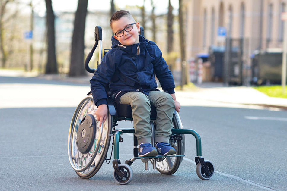 Piet (5) leidet an einer Muskelerkrankung und ist auf den Rollstuhl angewiesen. Seine Eltern brauchen dringend Hilfe, damit der Kleine mit seinem Rolli auch problemlos ins Auto passt.