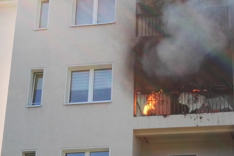 Als die Kameraden eintrafen, stand der Balkon schon komplett in Flammen.