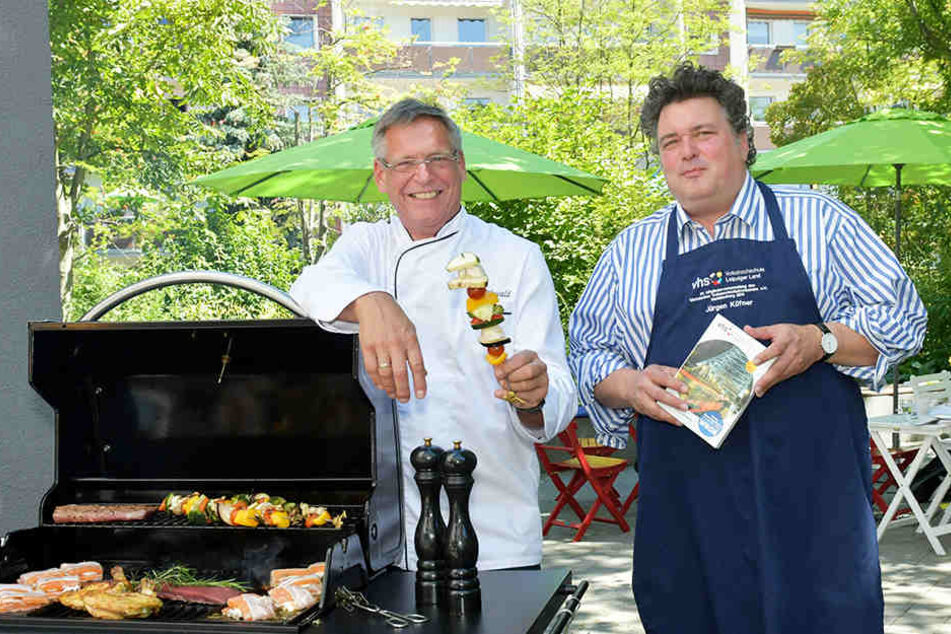 Koch Frank Rehwald (60) und VHS-Direktor Jürgen Küfner (52) machen Appetit auf das neue Programm der Volkshochschule.