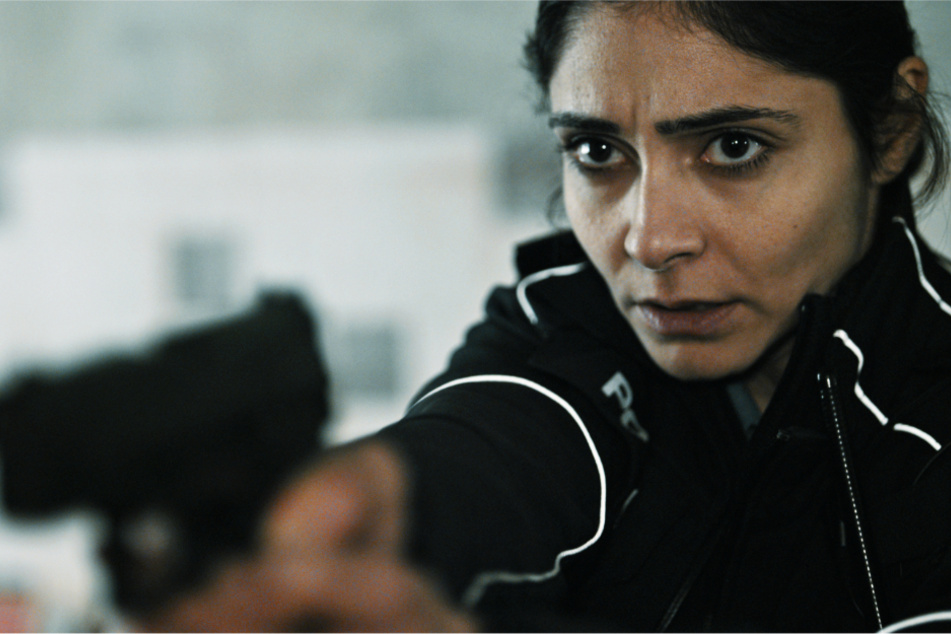Polizistin Shirin Kämper (Pegah Ferydoni) versucht nach ihrer Gefangennahme, zu vermitteln.