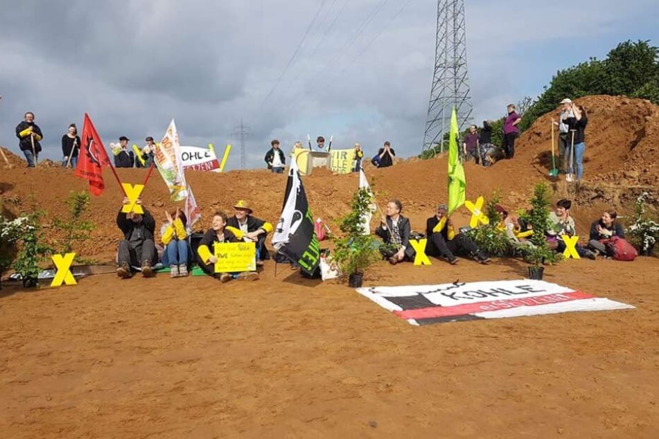 Dörfer vom Abriss bedroht: 50 Menschen protestieren im Sitzen