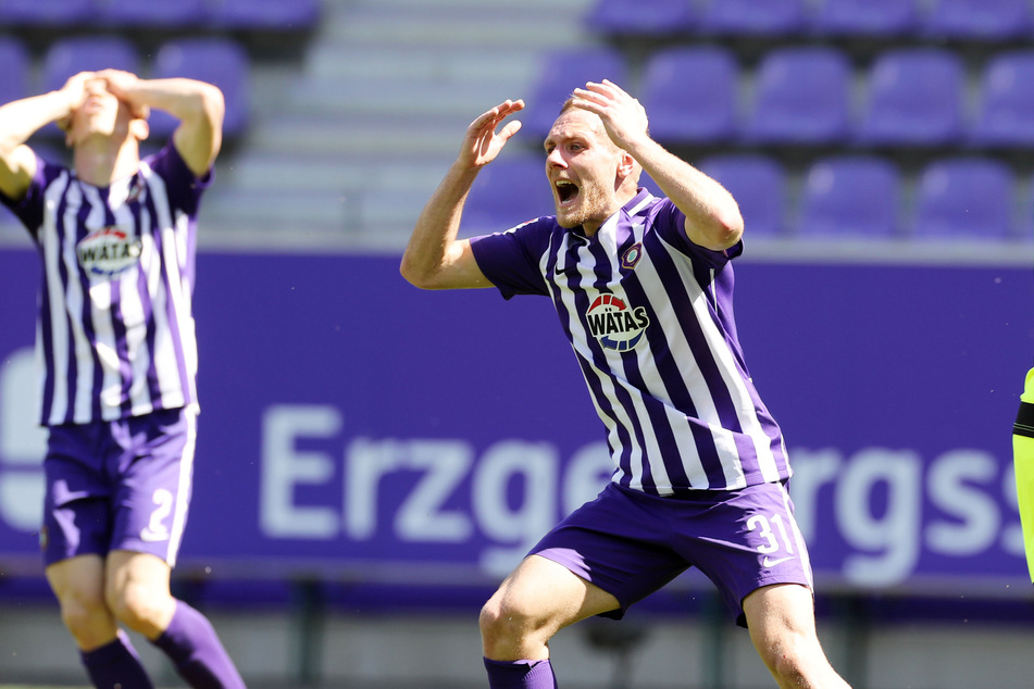 Verzweiflung bei den FCE-Kickern! Ben Zolinski war fassungslos ob der deutlichen Niederlage der Veilchen.