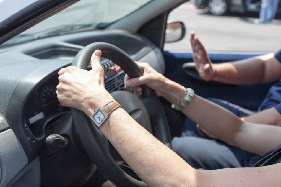 Bei einer Rückmeldefahrt mit einem Fahrlehrer können Senioren anonym testen, wie sicher sie noch Auto fahren. (Symbolbild)