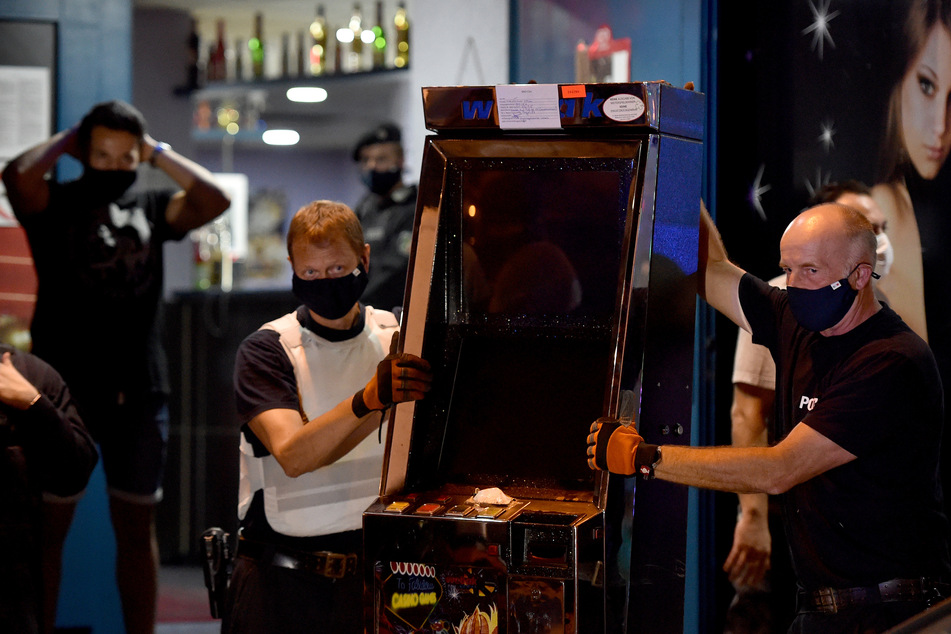 Essen: Polizisten beschlagnahmen während einer Razzia einen Spielautomaten.