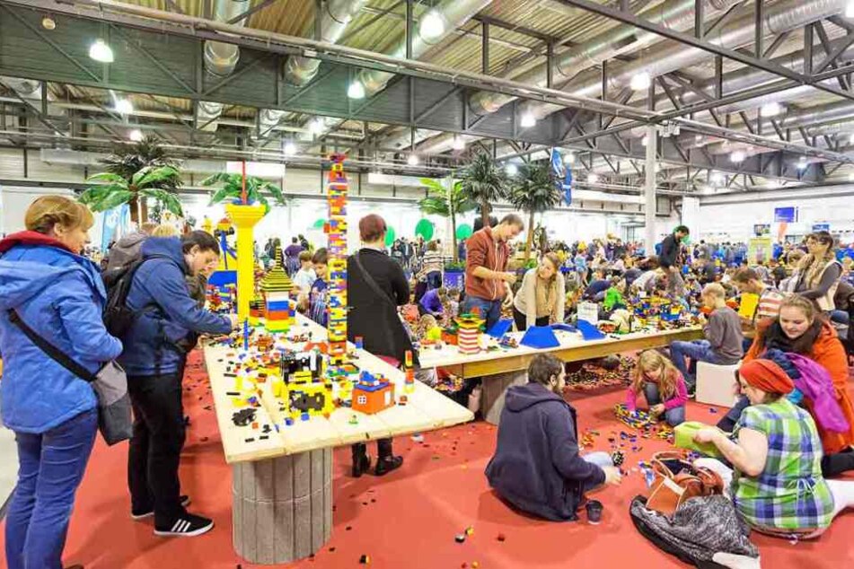 Auf einem riesigen Spieleareal könnt Ihr nach herzenslust Lego- und Playmobilwelten bauen.