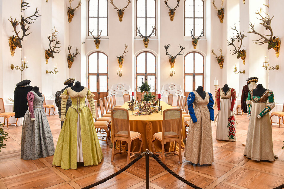 Im Schloss Moritzburg können Kinder mal in die Aschenbrödel-Kostüme schlüpfen und Filmszenen unter professioneller Anleitung nachspielen.