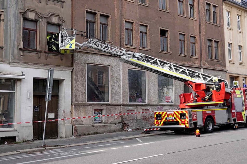 Mit Hilfe einer Drehleiter sicherte die Chemnitzer Feuerwehr Fenster in der Frankenberger Straße.